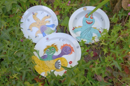 Conjunto de pratos em porcelana pintados com monstrinhos